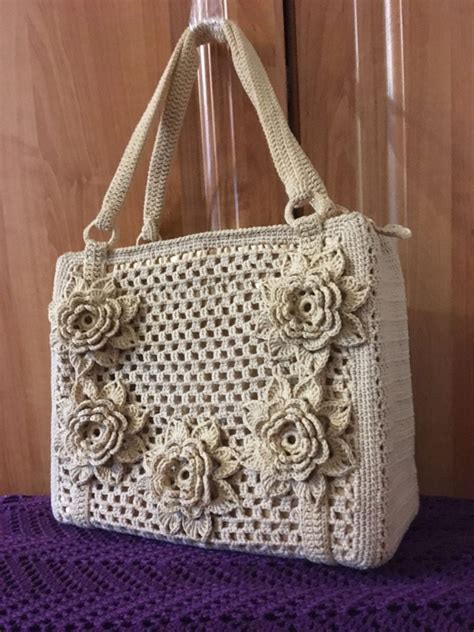 Bolsa de crochê redonda com flor, o padrão